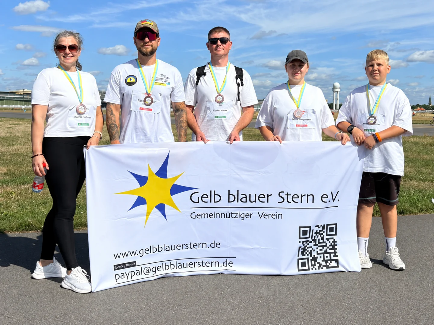 Vereinsgruppe mit dem Banner des Gelb blauen Sterns